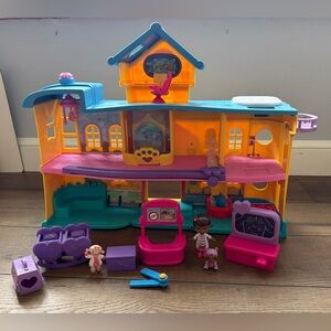 Disney Junior Doc McStuffins Toy Hospital Playset w/ Figures